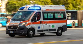 Circolazione stradale: il conducente dell'ambulanza deve osservare le regole di comune prudenza e diligenza