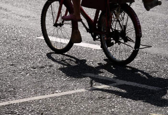 La ruota della bici finisce nella griglia di scolo e il ciclista cade: Comune responsabile